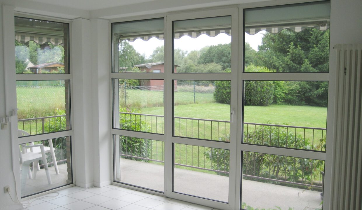 Wohnzimmer-2_Blick auf die Wiesen Richtung S�d-West (1)