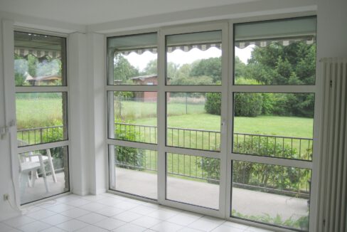 Wohnzimmer-2_Blick auf die Wiesen Richtung S�d-West (1)