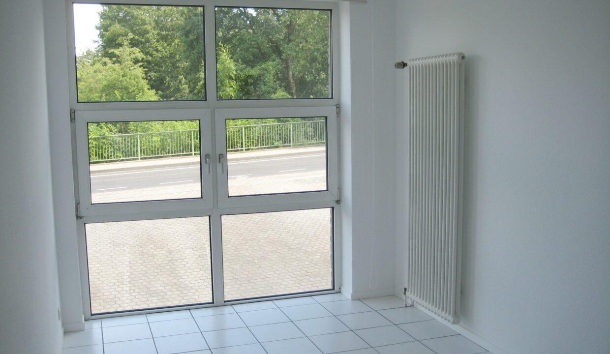 Zimmer 3-2_Blick zur Straáe und auf die Garageneiinfahrt