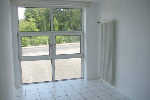 Zimmer 3-2_Blick zur Straáe und auf die Garageneiinfahrt