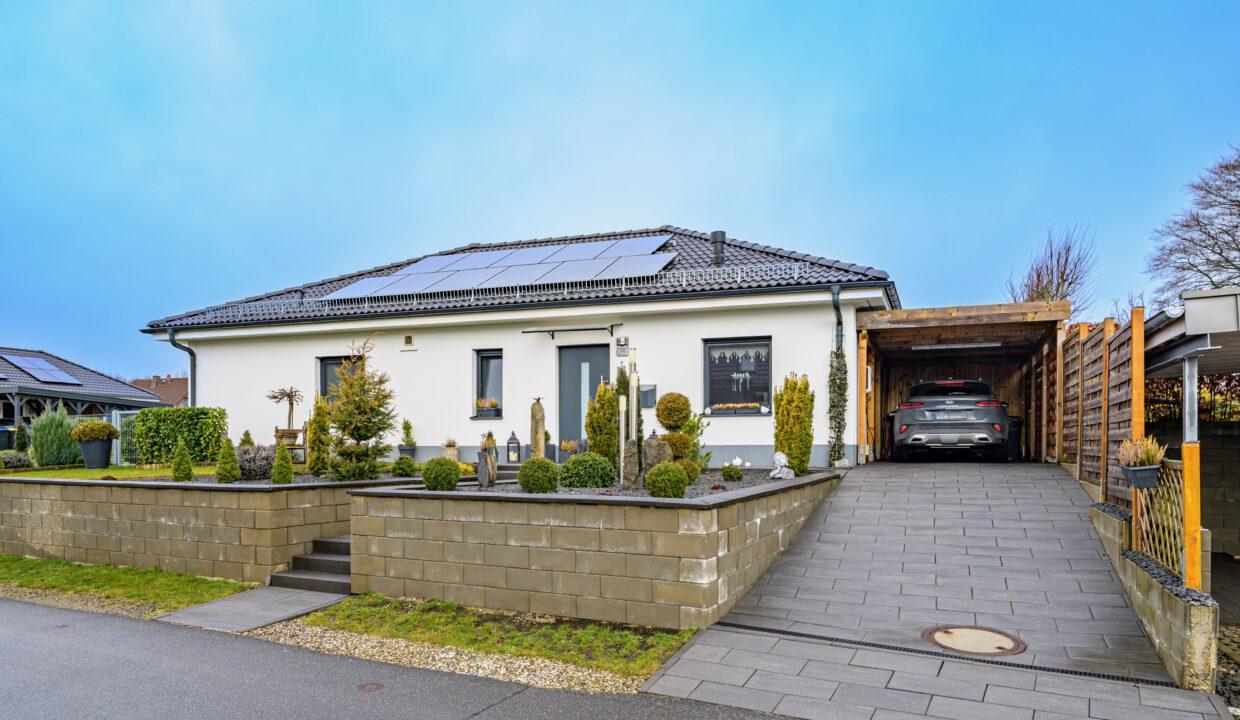 Straßenansicht mit Carport (1)