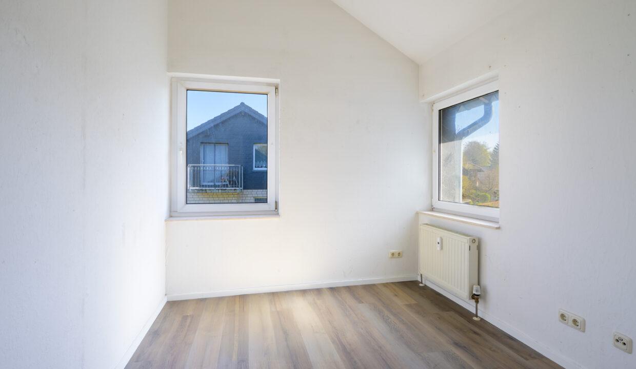 Büro_ Kinderzimmer Wohn.DG