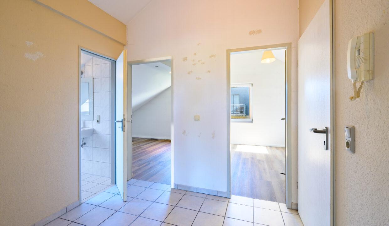 Flur mit Blick Bad_ Büro-Kinderz._ Schlafzimmer Wohn. DG