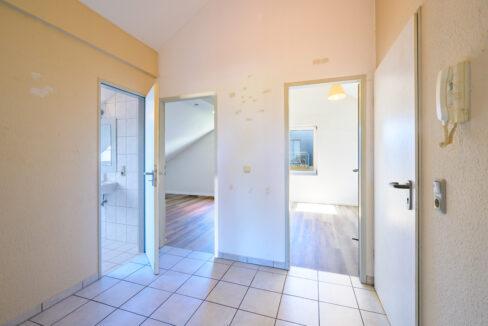Flur mit Blick Bad_ Büro-Kinderz._ Schlafzimmer Wohn. DG