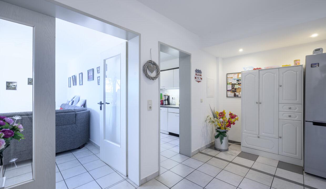 Flur mit Blick zur Küche und Wohnzimmer Wohn. EG