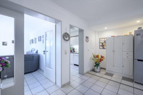 Flur mit Blick zur Küche und Wohnzimmer Wohn. EG