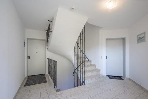 Hausflur mit Niedergang zum Keller
