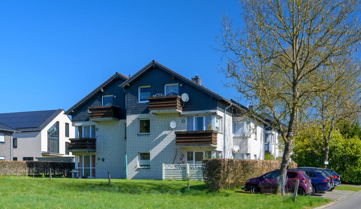 Seitenansicht mit Stellplätzen
