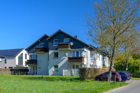 Seitenansicht mit Stellplätzen